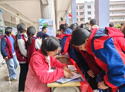 江門(mén)商貿(mào)職業(yè)技術(shù)學(xué)院在五華縣棉洋中學(xué)春招咨詢(xún)會(huì)成功舉辦